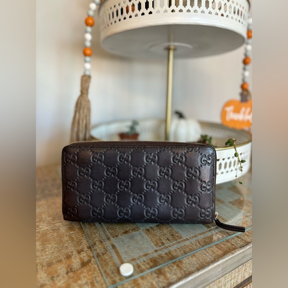 GUCCI CHOCOLATE BROWN EMBOSSED FULL ZIPPY WALLET WITH BOW GOLD HARDWARE - Picture 13 of 14